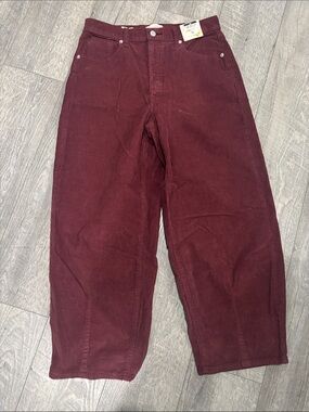 Women’s barrel Corduroy Pants in Burgundy